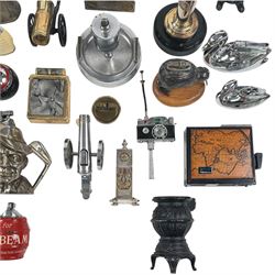 Collection of novelty lighters, including examples modelled as horse, swan, kiwi, bullet, lamppost etc 