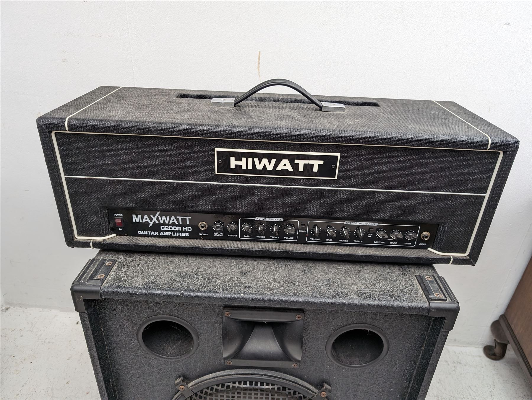 Hiwatt Maxwatt G200R HD guitar transistor amplifier, serial no 07026450, together with a large speaker, speaker H70cm, W66cm