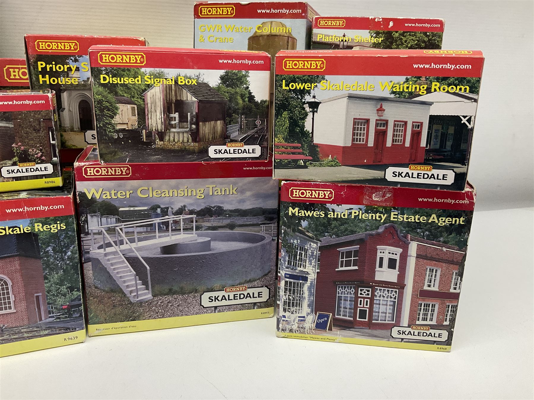 Hornby '00' gauge - nineteen Skaledale trackside buildings/accessories including R8542 Holly Farm Workshop, R9671 GWR Water Column and Crane, R8716 Upper Skaledale Main Building, R8657 Roundabout, R8993 Water Cleansing Tank, R8709 Fuel Oil Tanks, R8741 Purifiers, R9531 Magna Waiting Room etc; all but one boxed (19)