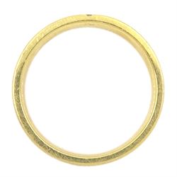 18ct gold three stone round brilliant cut diamond wedding band, stamped 750 with Edinburgh assay mark