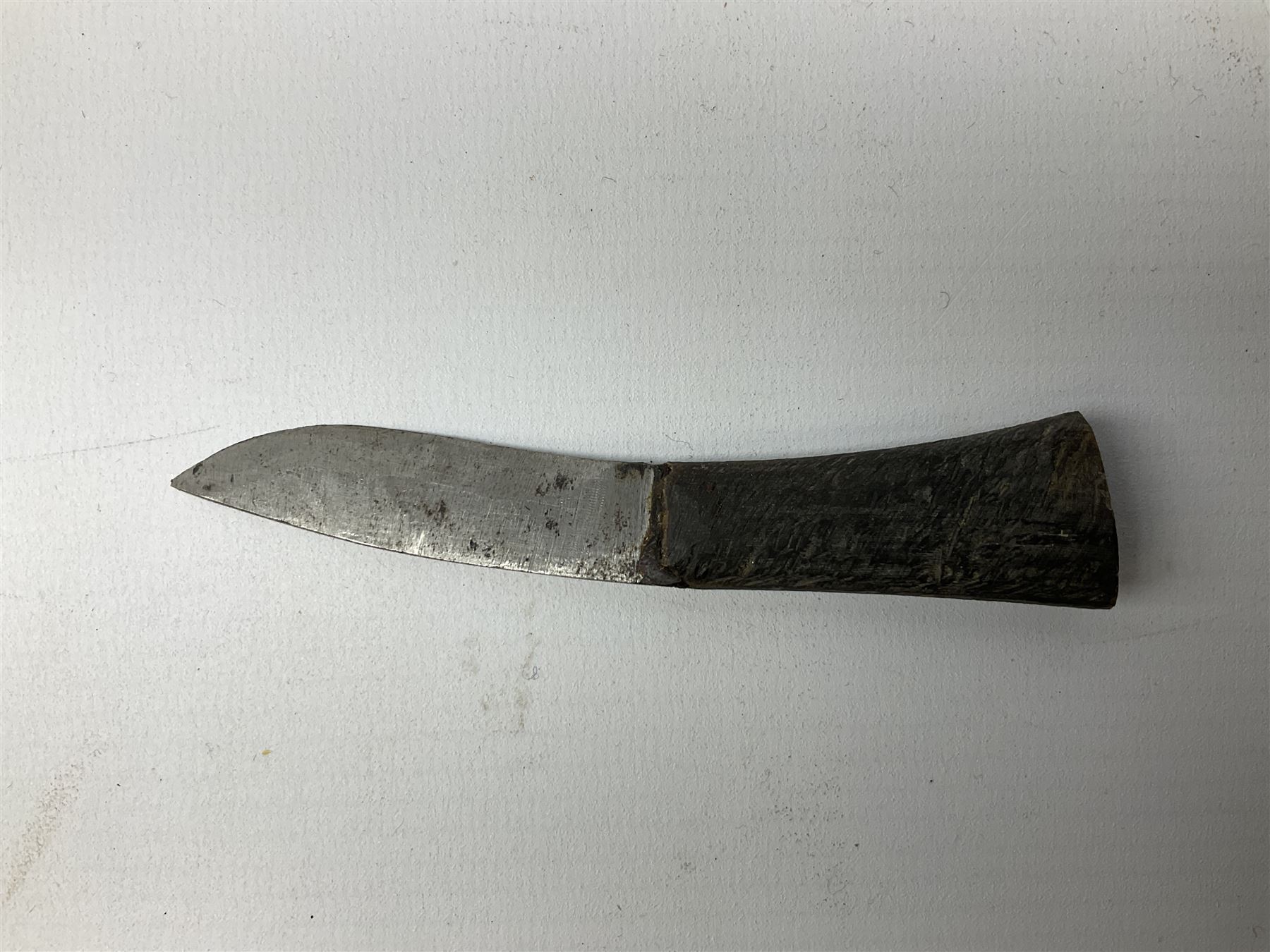 Post WW2 Gurkha kukri, in leather scabbard complete with two skinning knives, 42cm overall