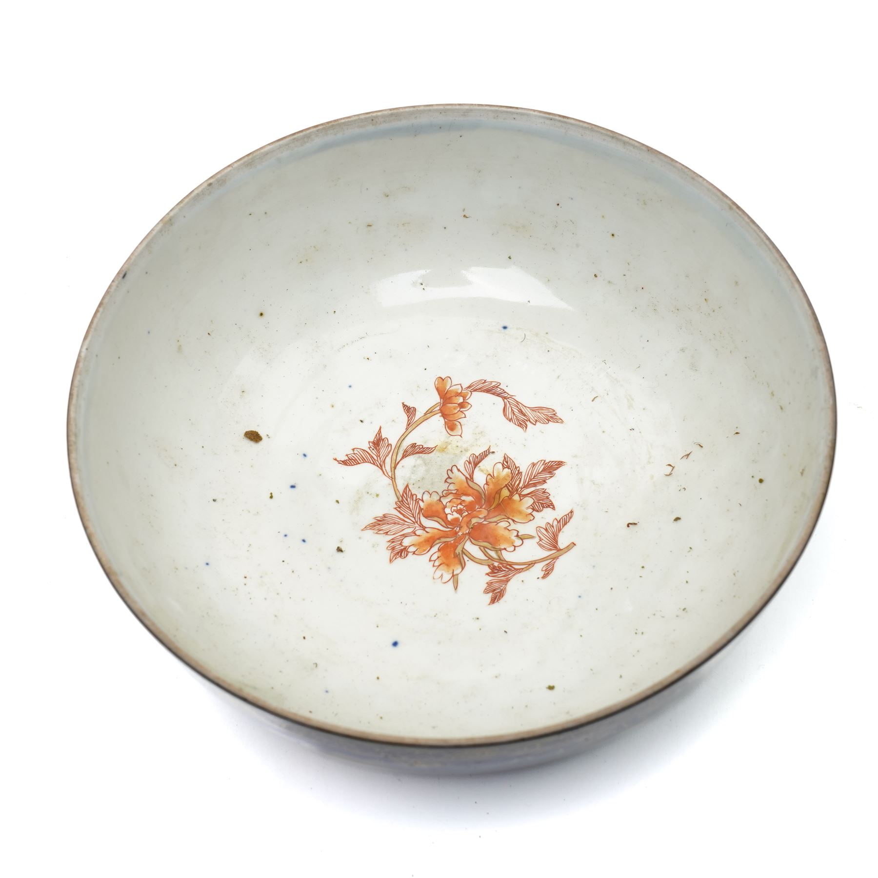 Pair of 19th century Samson of Paris bowl decorated in gilt with flowers and trailing leaves on a dark blue ground, the interior of one with a Japanese flower and the other with a floral spray D26cm 
Provenance: property of a Nobleman