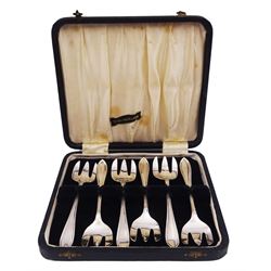Set of six 1930's silver cake forks, hallmarked Viner's Ltd, Sheffield 1937, contained within a fitted case, approximate silver weight 4.11 ozt (128 grams)