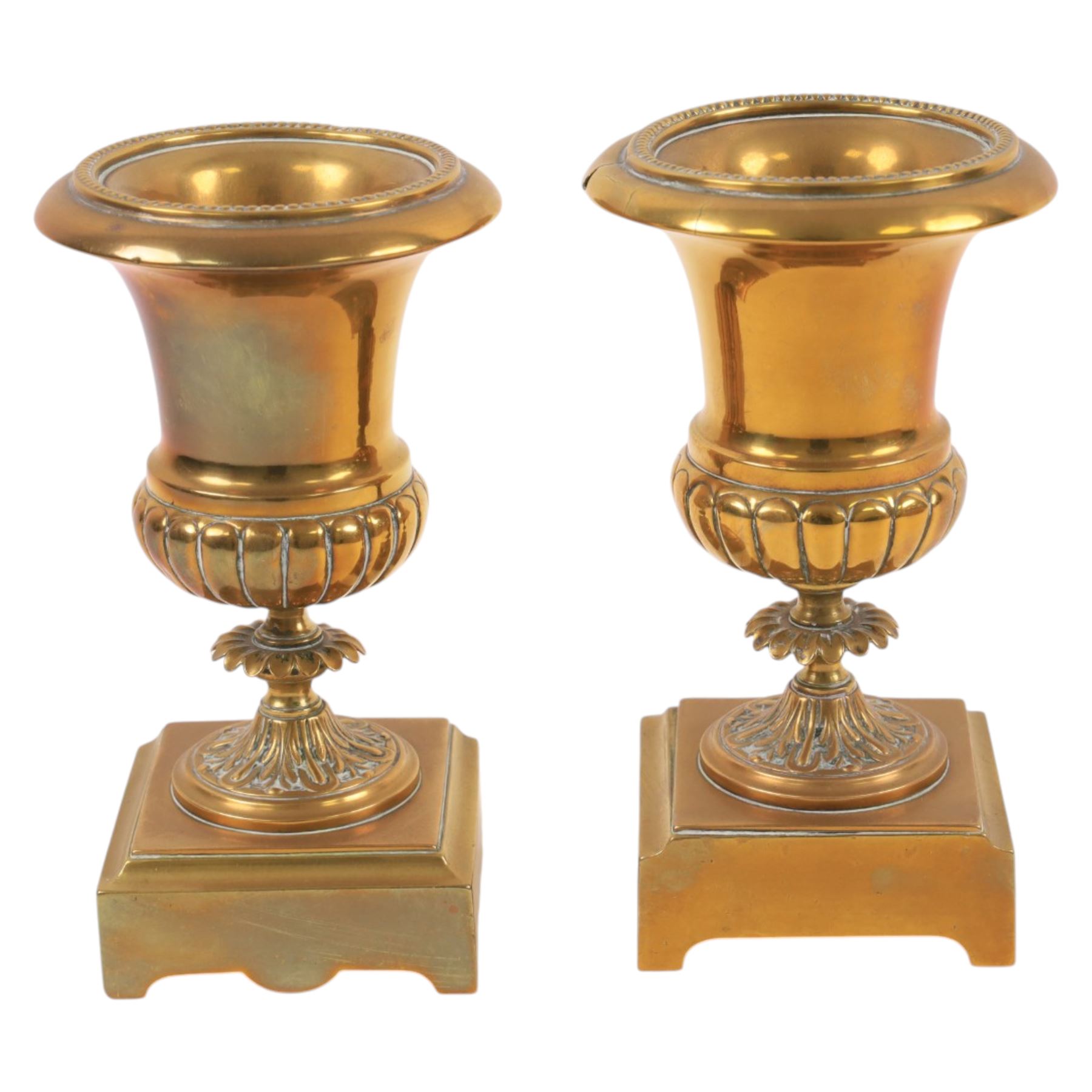 Neo-Classical red marble clock garniture, eight day movement, with urn top and lion mask handles, H34cm
