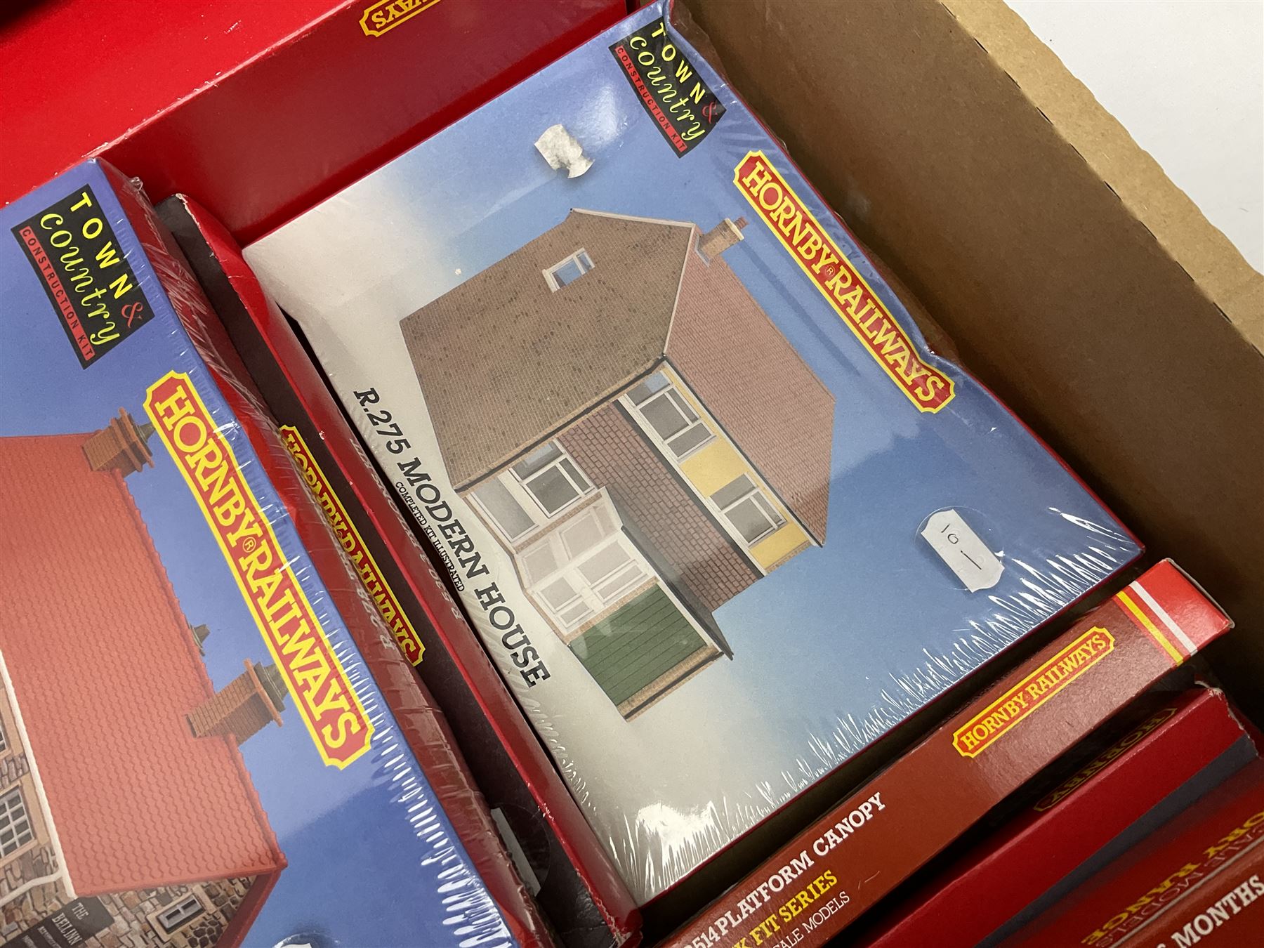 Hornby '00' gauge - nineteen construction kits for trackside buildings and accessories including Grand Suspension Bridge, London Road Station, River Bridge, Viaduct, Engine Shed, Railway Cottages, Water Towers, Girder bridge, Houses, Bell Inn etc; all boxed (19)
