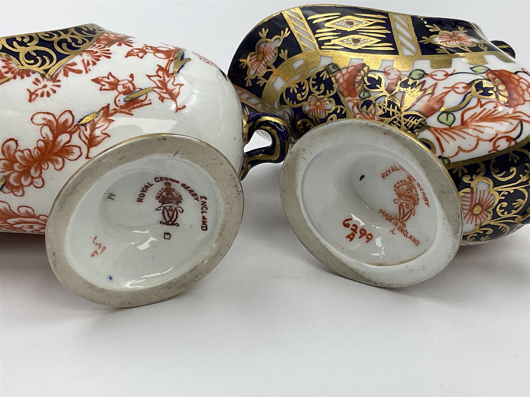 Group of Crown Derby and Royal Crown Derby Imari pattern miniatures, including mid 19th century Stevenson and Hancock cauldron, with painted mark beneath, H5.5cm, a near pair of early Royal Crown Derby scuttles, decorated in the 6299 pattern, each with printed and painted marks beneath including illustration date codes for 1913 and 1922, tallest 6.5cm, and a further early 20th century Royal Crown Derby scuttle, decorated in the 6299 pattern, with printed and painted marks beneath including illustration date code for 1922, H5.5cm, (4)
