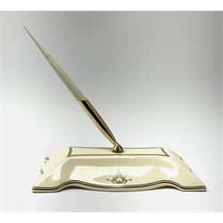 A limited edition Royal Doulton Sheaffer desk set, 1584/5000, with 14K gold nib pen, L21cm. 