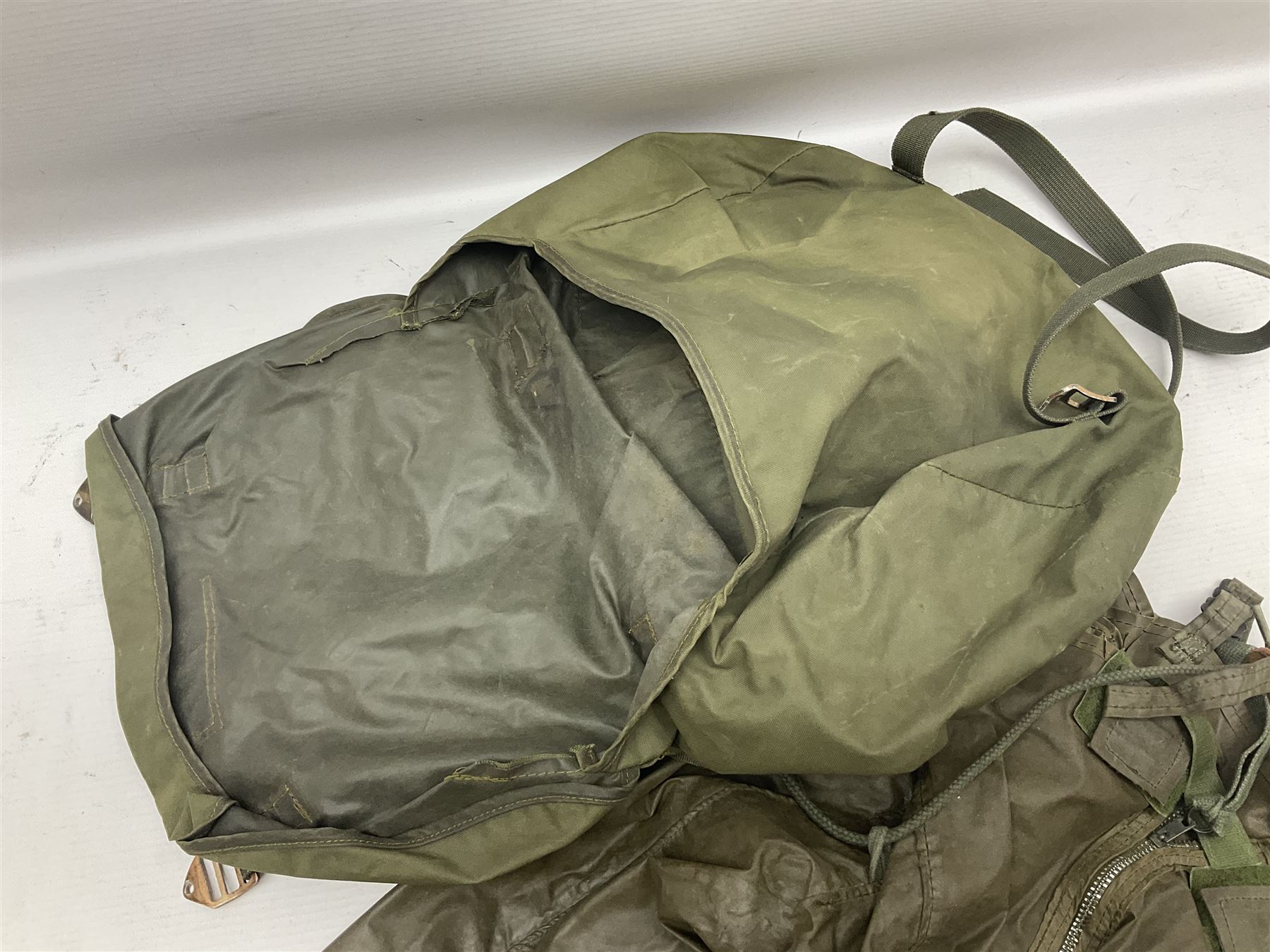 Falklands War - Argentine Special Forces beret with metal badge reputedly taken at Goose Green May 28th 1982 by Cpl. Hudson attached to 2 Para; together with an Argentine Gas Hood (2)