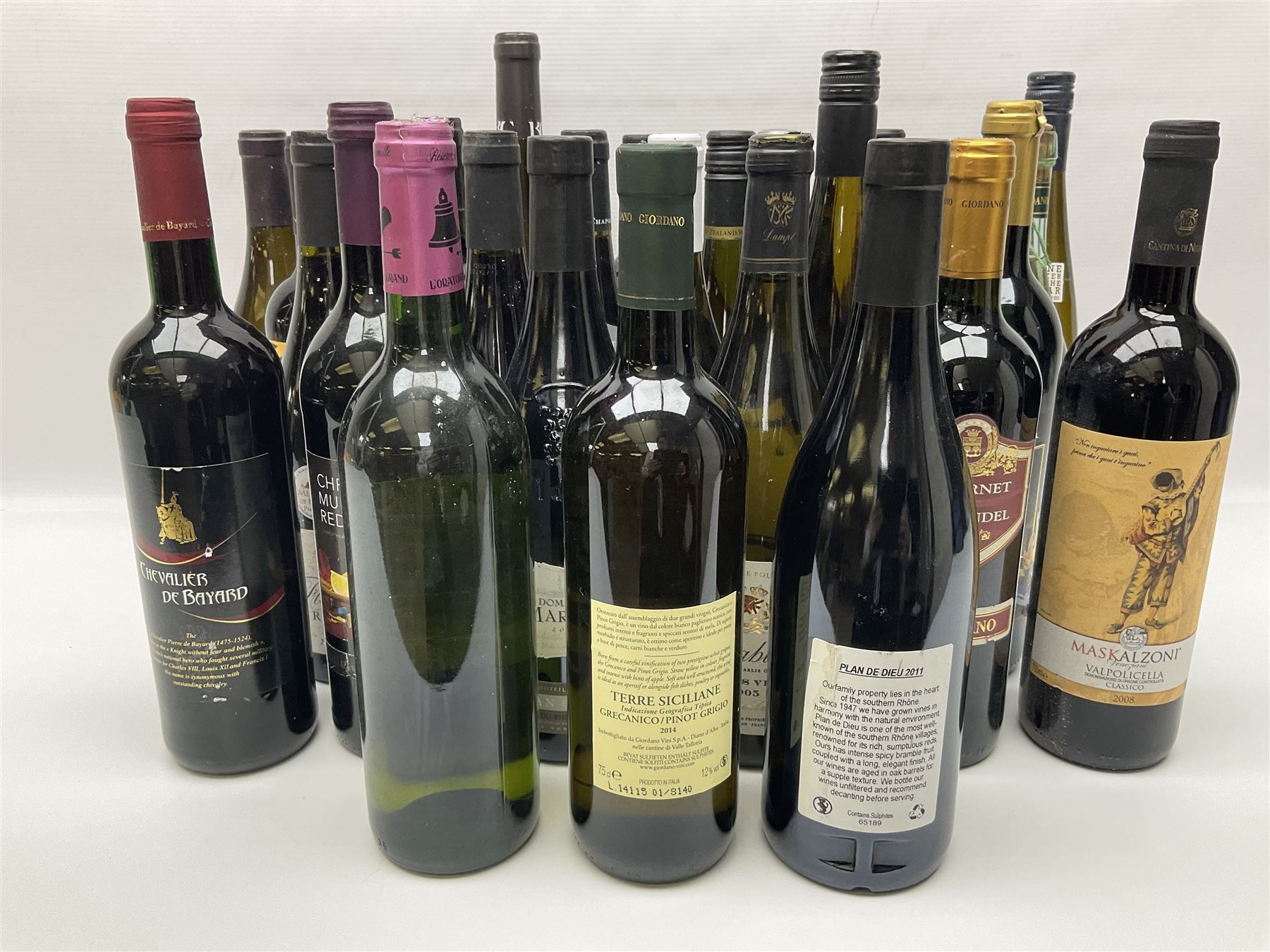 Mixed wine, including Domaine Martin 2011 Plan De Dieu, L'Oratoire de Millegrand 2006, Sauvignon Blanc, Giordano 2014 Pinot Grigio, various content and proof (27)