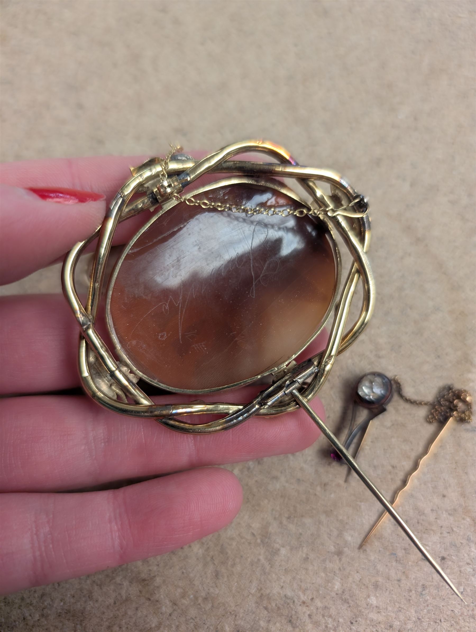 12ct gold cameo brooch depicting two cherubs, 9ct gold signet ring and two gold pins