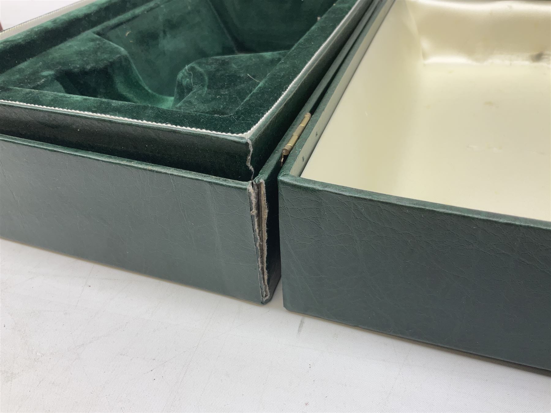 Gordon Highlander Single Malt Scotch whisky, 1l 43% vol, in ceramic decanter and original lined presentation box together with another similar box