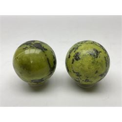Pair of green serpentine spheres, D6cm