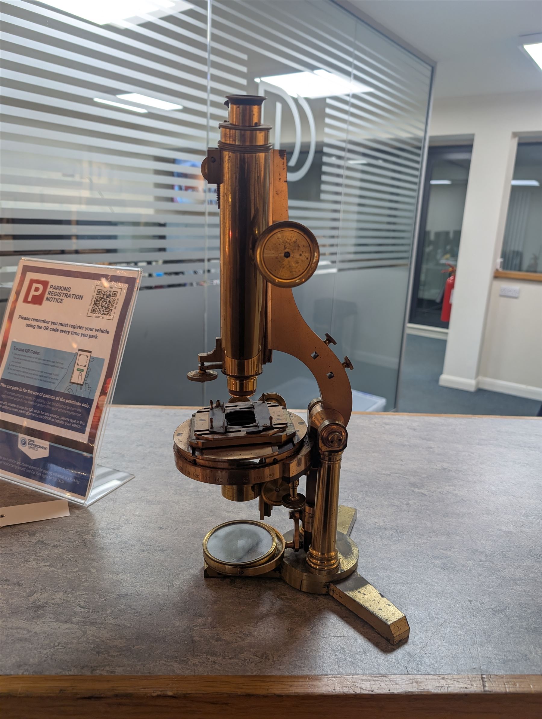 19th century brass binocular microscope by R&J Beck, 31 Cornhill London, numbered 6386, with rack and pinion focusing, housed in wooden case with case of accessories, including eyepieces, objective lenses and condenser