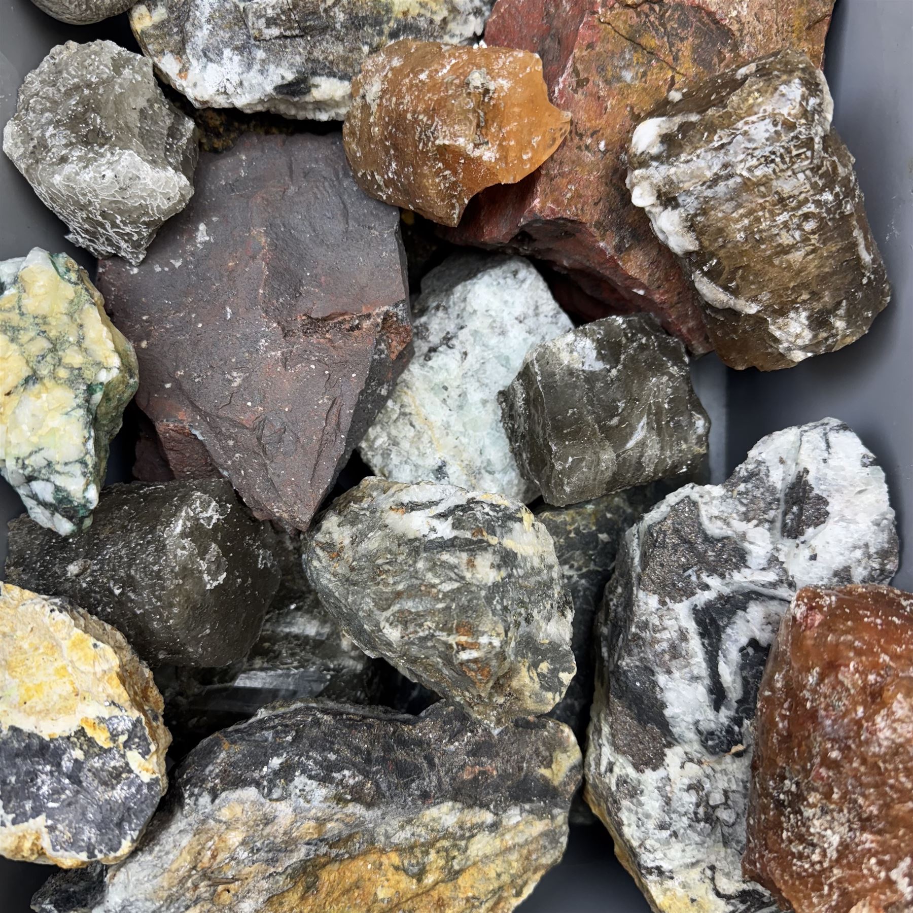 Large private collection of minerals and fossils including, Malachite, Azurite, Amethyst, agate, coprolite (fossilised excrement) etc 