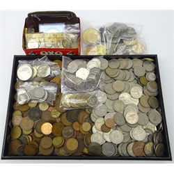  Collection of Great British and World coins including 1928 and 1941 half crowns, two modern five pound coins, USA coins, modern commemorative fifty pence and two pound coins, commemorative crowns, pre-decimal coins etc  
