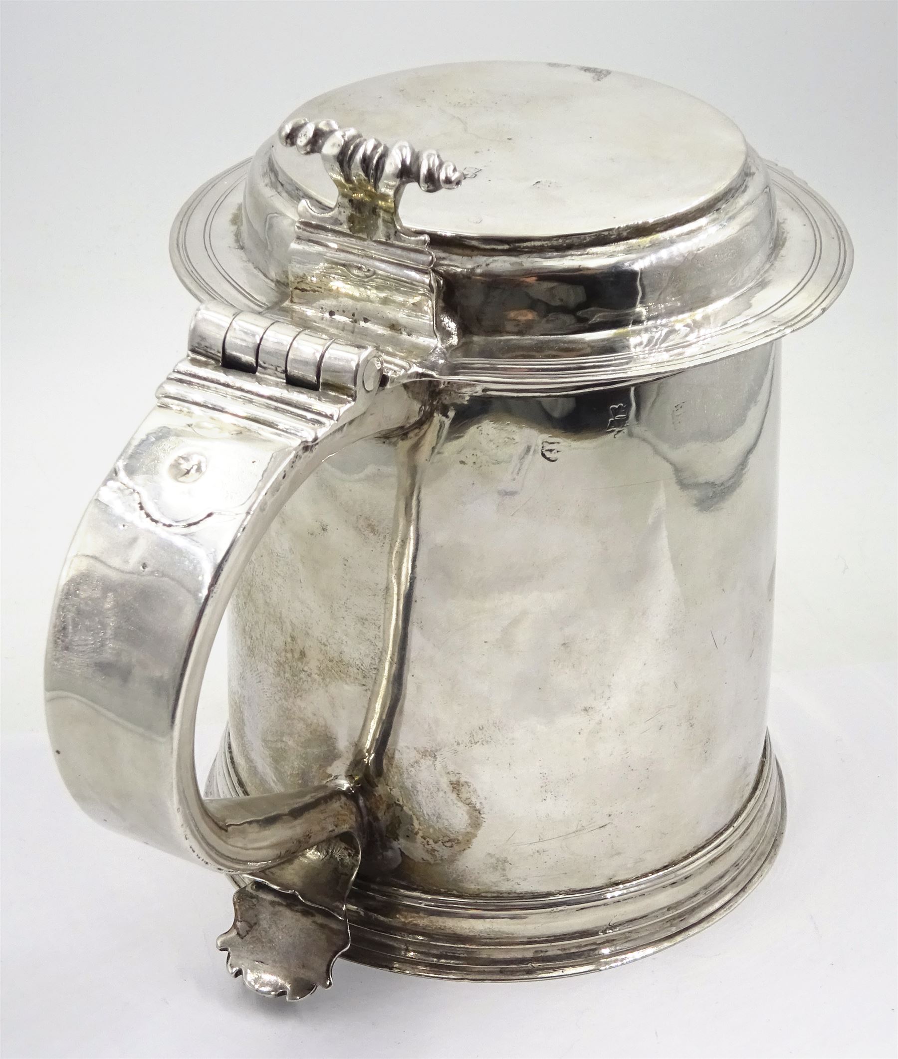 Queen Anne silver tankard, of plain tapering cylindrical form, with stepped and flat-domed cover, twit cast thumbpiece and curved handle, the body engraved with eagle crest, hallmarked Abraham Barachin, Hull, circa 1706, the body and cover stamped once with makers mark and twice with town mark, H18cm, approximate weight 21.46 ozt (667.7 grams)
