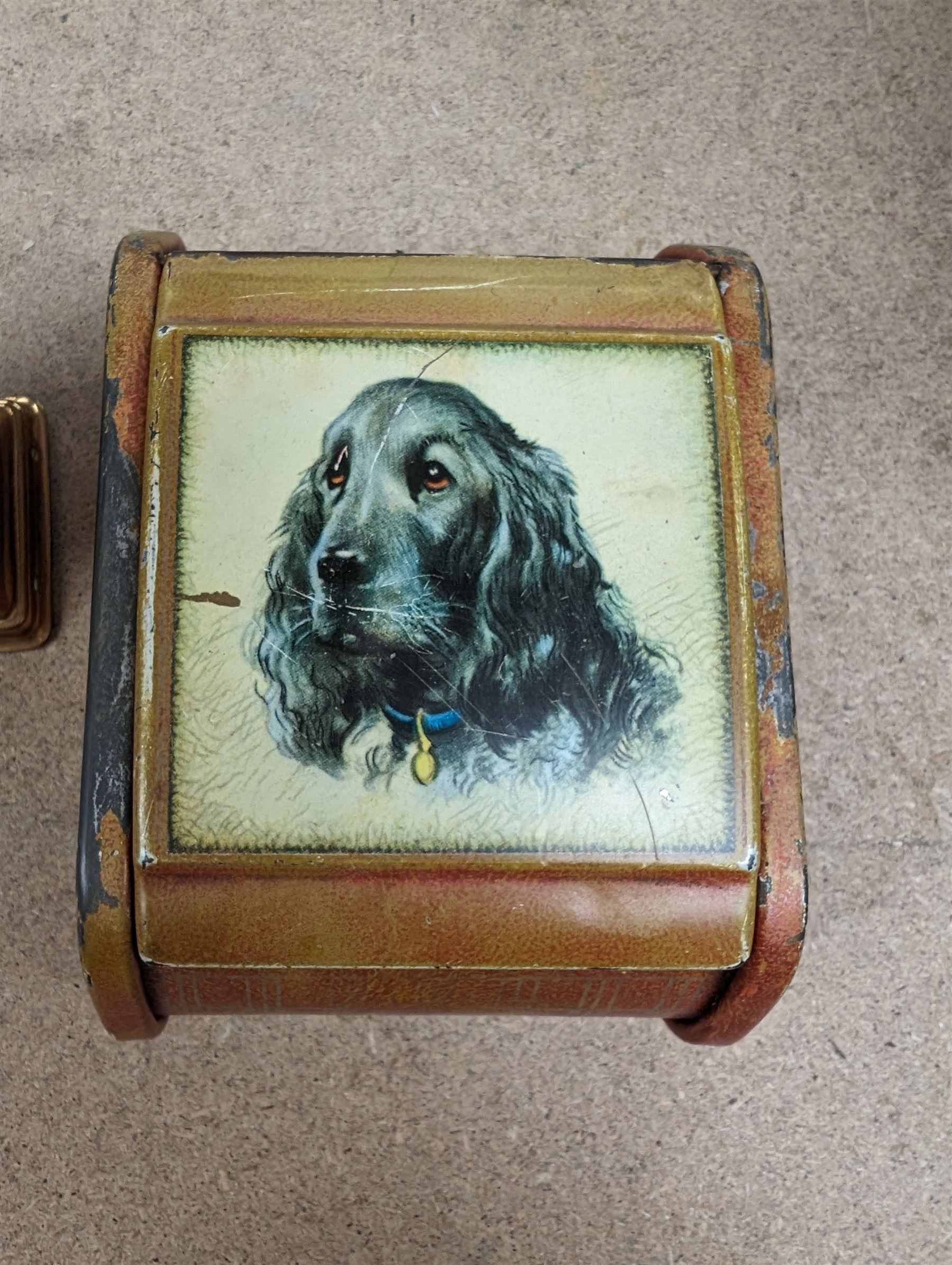 1920s brass perpetual calendar and a small metal trinket box with spaniel decoration, calendar H6cm