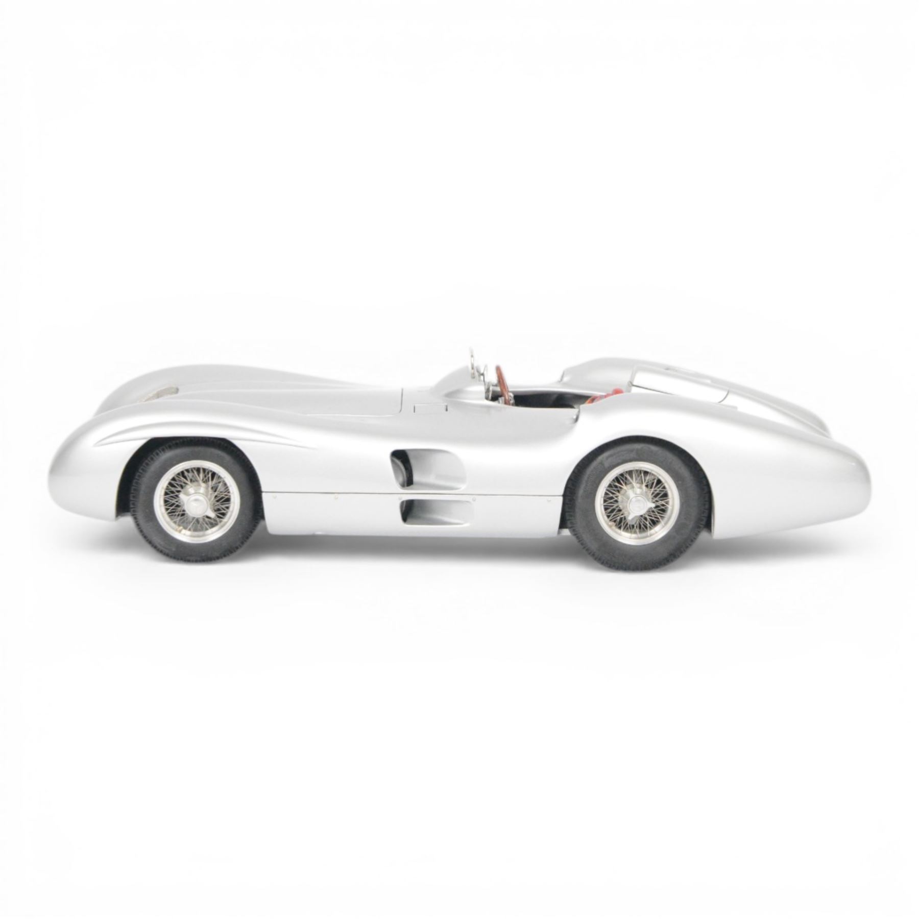 CMC 1:18 scale diecast model car no.M044 Mercedes Benz W196R 1954/55 Streamliner Body in silver, boxed