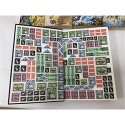 Collection of books by Terry Pratchett, of mostly Discworld interest, to include hardback edition of Going Postal, and further books such as Men at Arms, Sourcery, Small Gods etc 