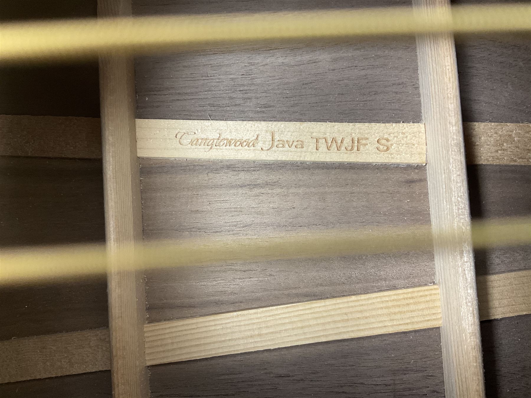 Tanglewood Folk/OM cedar and java wood acoustic guitar, the three-piece back with mango spalted wood insert; serial no.180914094 L101cm