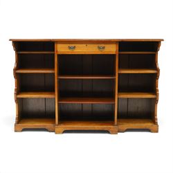 Early 20th century mahogany breakfront open bookcase, the shaped rectangular top with moul...