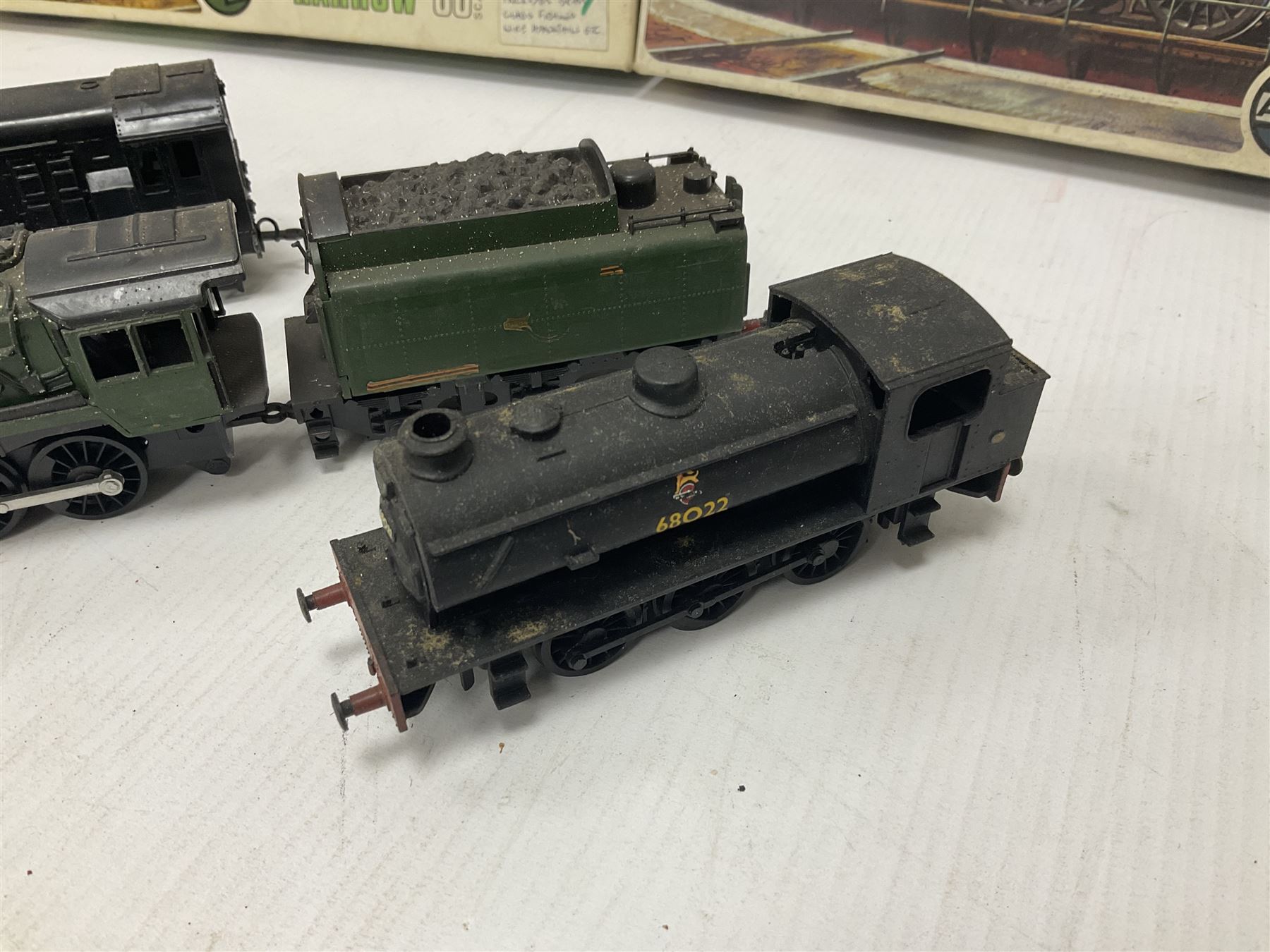 ‘00’ gauge - Airfix locomotive model kits comprising series 4 City of Truro kit and empty series 4 box, series 4 Mogul, two series 4 Harrow kits, all boxed; together with Rosebud Kitmaster Stirling kit and quantity of loose plastic locomotives and tenders from Airfix, Kitmaster, Ratio etc 
