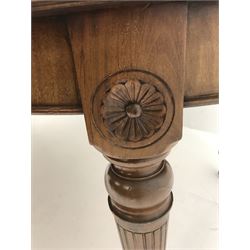 Late Victorian mahogany extending dining table, two leaves, on turned tapering flower head column supports 