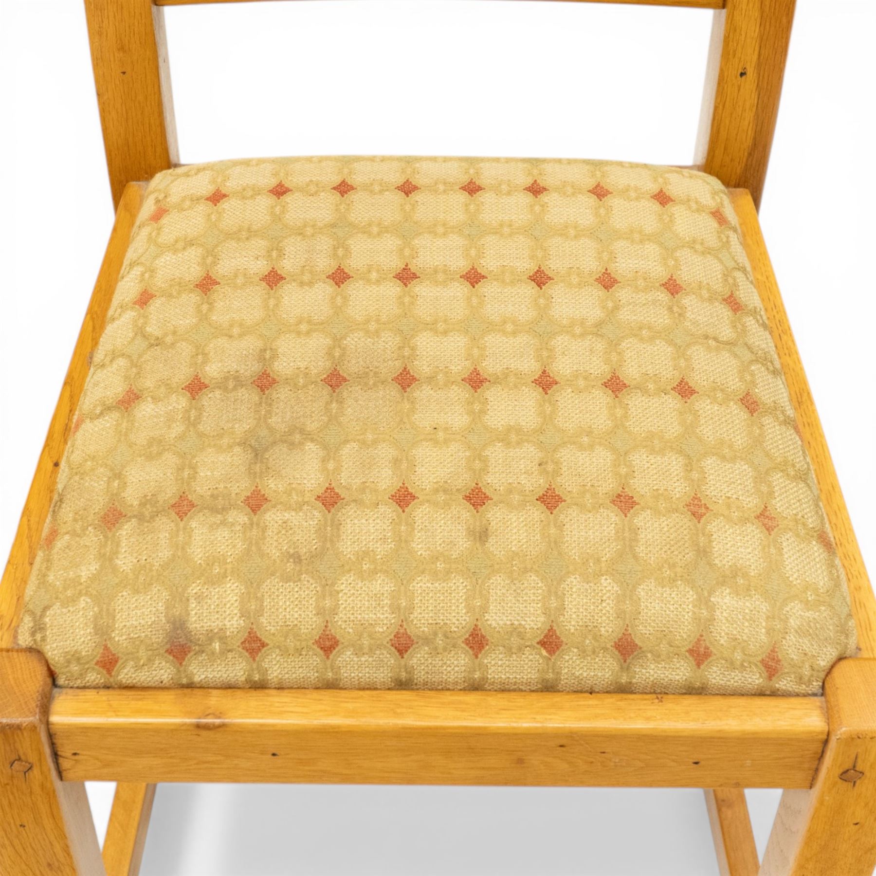 Late 20th century set of four light oak dining chairs, with green and red upholstery, on square supports united by H-stretcher 