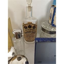 Vintage scent bottles and perfumes, including Roger & Gallet Jean Marie Farina, Nina Ricci L'Air du Temps, Avon Moonwind together with a boxed Bourjois compact etc