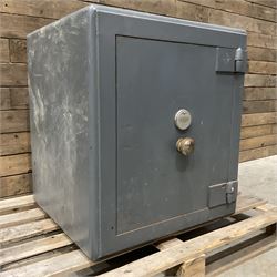 Chatwood cast iron safe with keys
