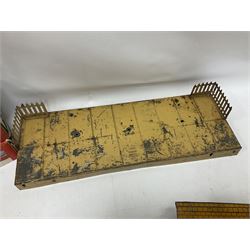 ‘0’ gauge - six boxed Hornby Hachette coaches comprising three Saloon Cars and three Dining Cars in original boxes; three loose ‘SNCF’ cars; three crossings, two Hornby/Meccano railway stations, one bridge and a water tank; two further Mettoy Railways ‘Railway Bridge’ in original boxes (17)