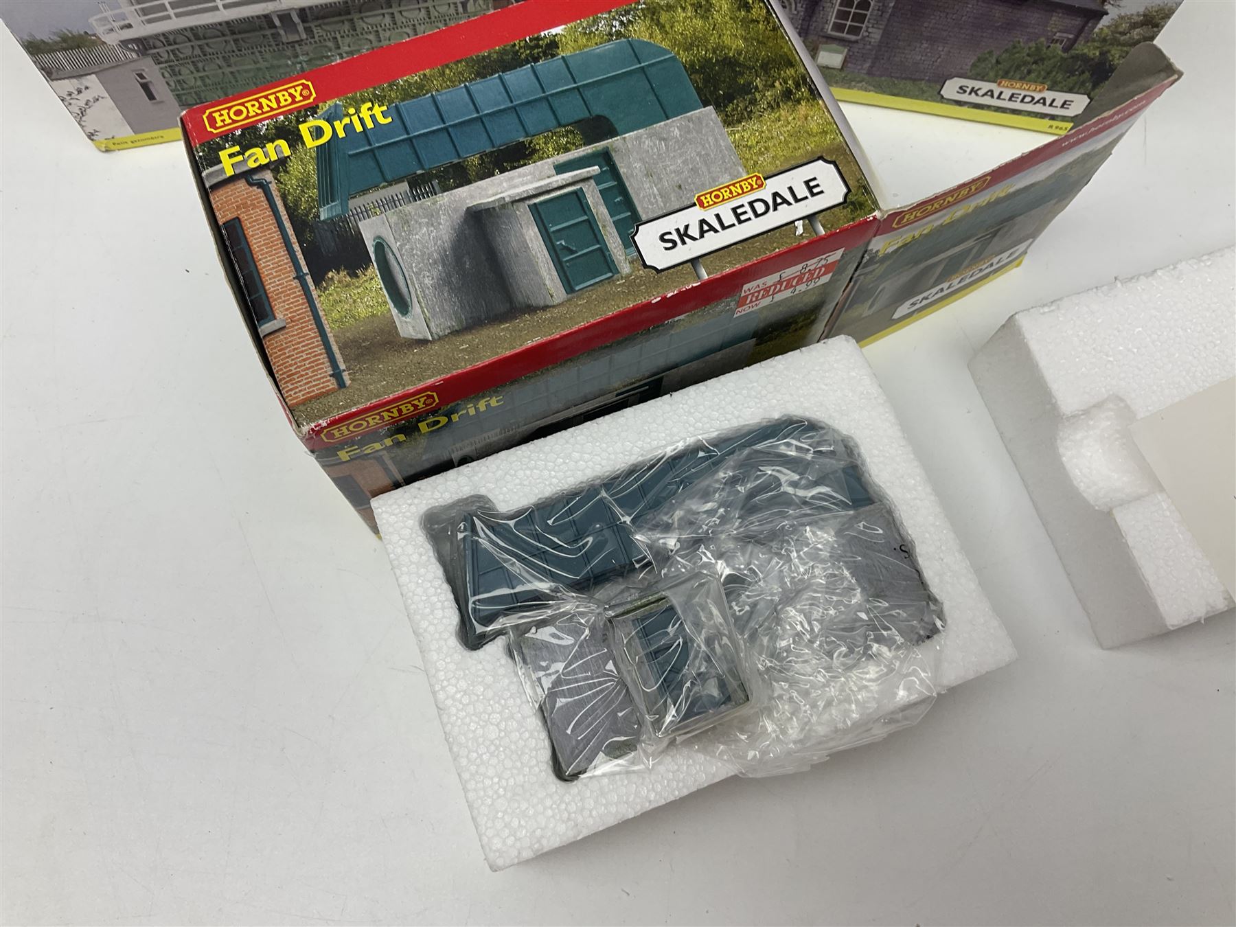 Hornby '00' gauge - thirteen Skaledale trackside buildings/accessories including R8737 Small Gasholder, R9653 Baptist Church, R8542 Holly Farm Workshop, R8534 Signal Box, R8854 Fan Drift, R8525 Holly Farm Stables, R9531 Magna Waiting Room, R8778 Fan House, R8709 Fuel oil Tanks etc; all boxed (13)