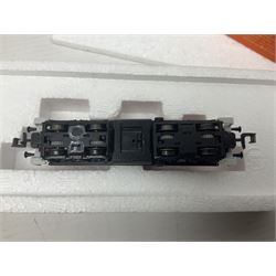 Roco 'N' gauge - 23259 BR 290 German Diesel locomotive and 25307 flat wagon with two containers; both boxed; and two Arnold 'N' gauge passenger coaches Nos.3202 and 3825; both boxed (4)