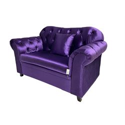 Chesterfield shaped snuggler sofa, upholstered in buttoned purple fabric, with scatter cushions