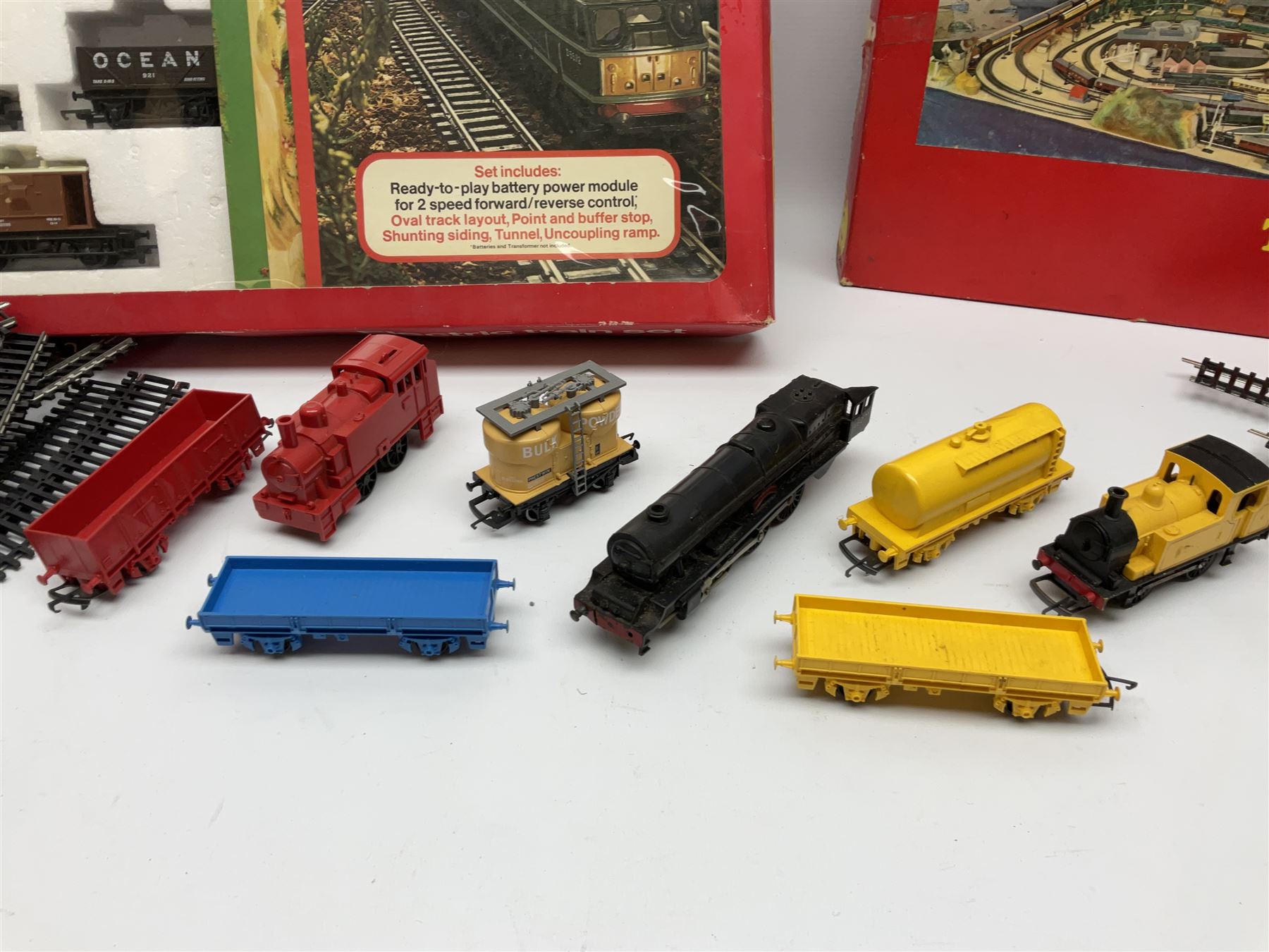 '00' gauge - Hornby Freightmaster train set with Class 31 A1A-A1A diesel locomotive No.D5572; Tri-ang RS24 train set (lacking locomotive); both boxed; three unboxed locomotives (one for spares or repair); four wagons; and quantity of track