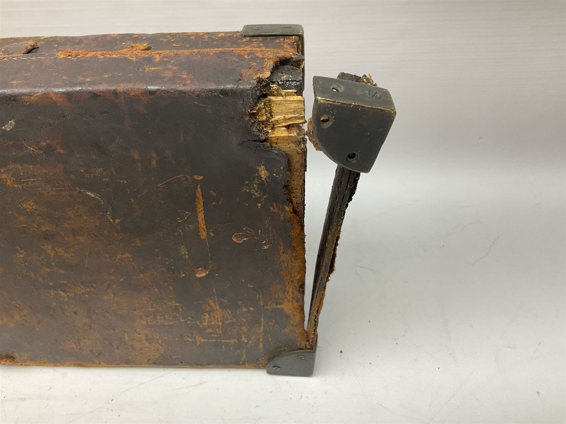 19th/early 20th century brass bound leather shotgun case with fitted interior to accommodate 72cm (28.25