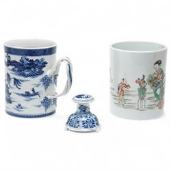 Chinese famille verte brush pot decorated with mother and two children H14cm ; blue and wh...