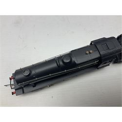 Wrenn '00' gauge - two Class 8F 2-8-0 locomotives - No.48073 in BR Plain Black; boxed; and No.8042 in LMS Plain Black; with unassociated plain blue box (2)