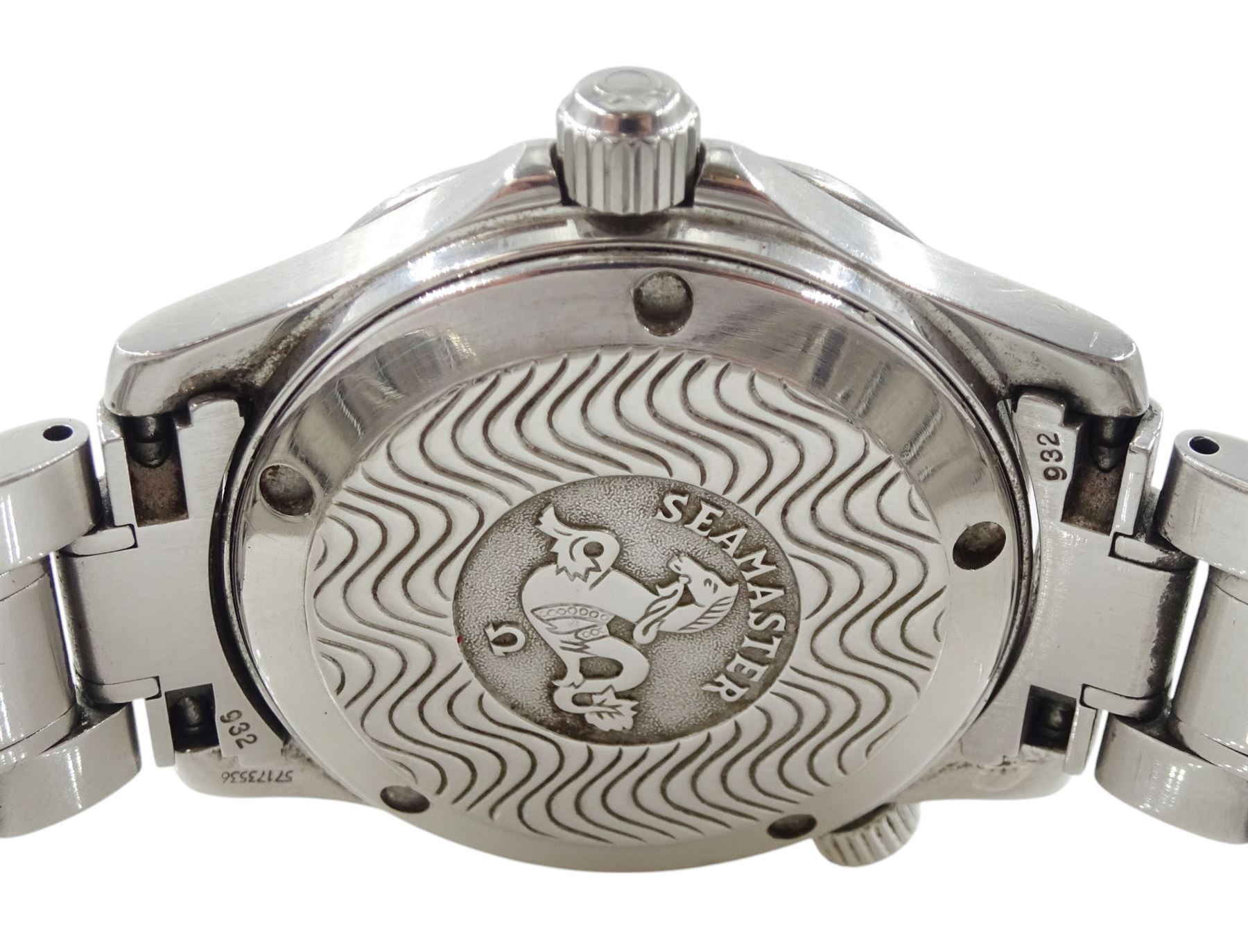 Omega Seamaster Professional 300m gentleman's stainless steel quartz wristwatch, 196.164, black wave dial, with luminous arrow markers and date aperture, on stainless steel bracelet, with Omega fold-over clasp, boxed, with additional link