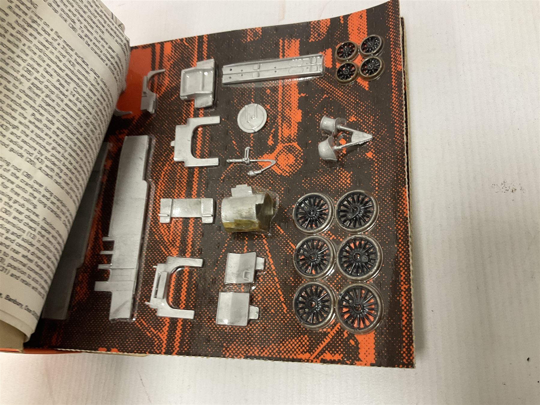 Keyser ‘00’ gauge - five locomotive building kits comprising GWR 33xx Bulldog 4-4-0, LMS (BR) Ivatt 2-6-2T, LMS (ex MR) Kirtley 0-6-0 and GWR 0-6-0 Deans Goods Locomotive and tender kit, in original boxes; with GWR 28XX 2-8-0 locomotive and tender kit, in Bec-Kits box (5) 