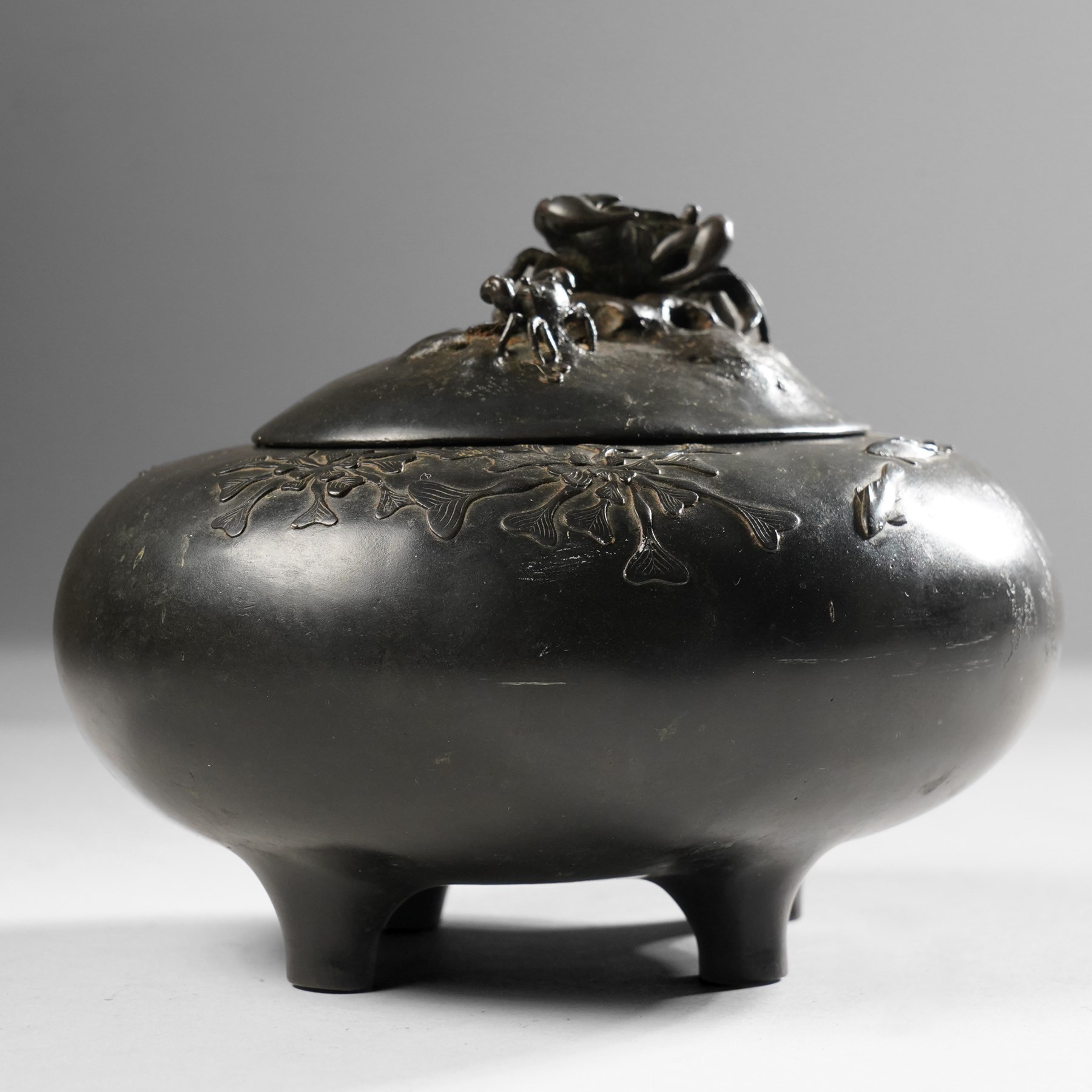 Japanese Meiji period covered vessel, the cover formed with two crabs and the surround decorated with fish, character signature to base, H12cm