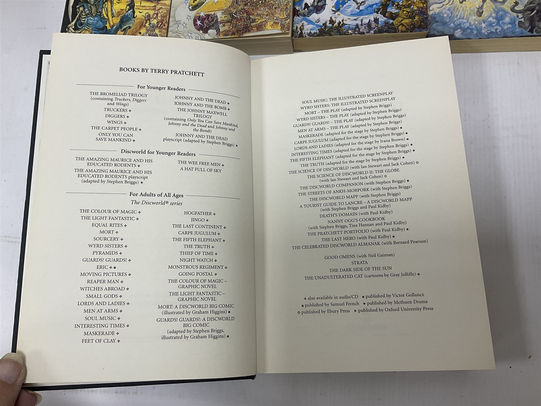 Collection of books by Terry Pratchett, of mostly Discworld interest, to include hardback edition of Going Postal, and further books such as Men at Arms, Sourcery, Small Gods etc 