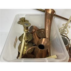 Collection of copper and other metalware, to include hunting horn, jugs, chargers etc