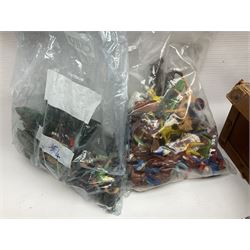 Large variety of predominantly metal miniature soldiers, a mixture of painted and non-painted figures, to include examples of American, British and European soldiers 