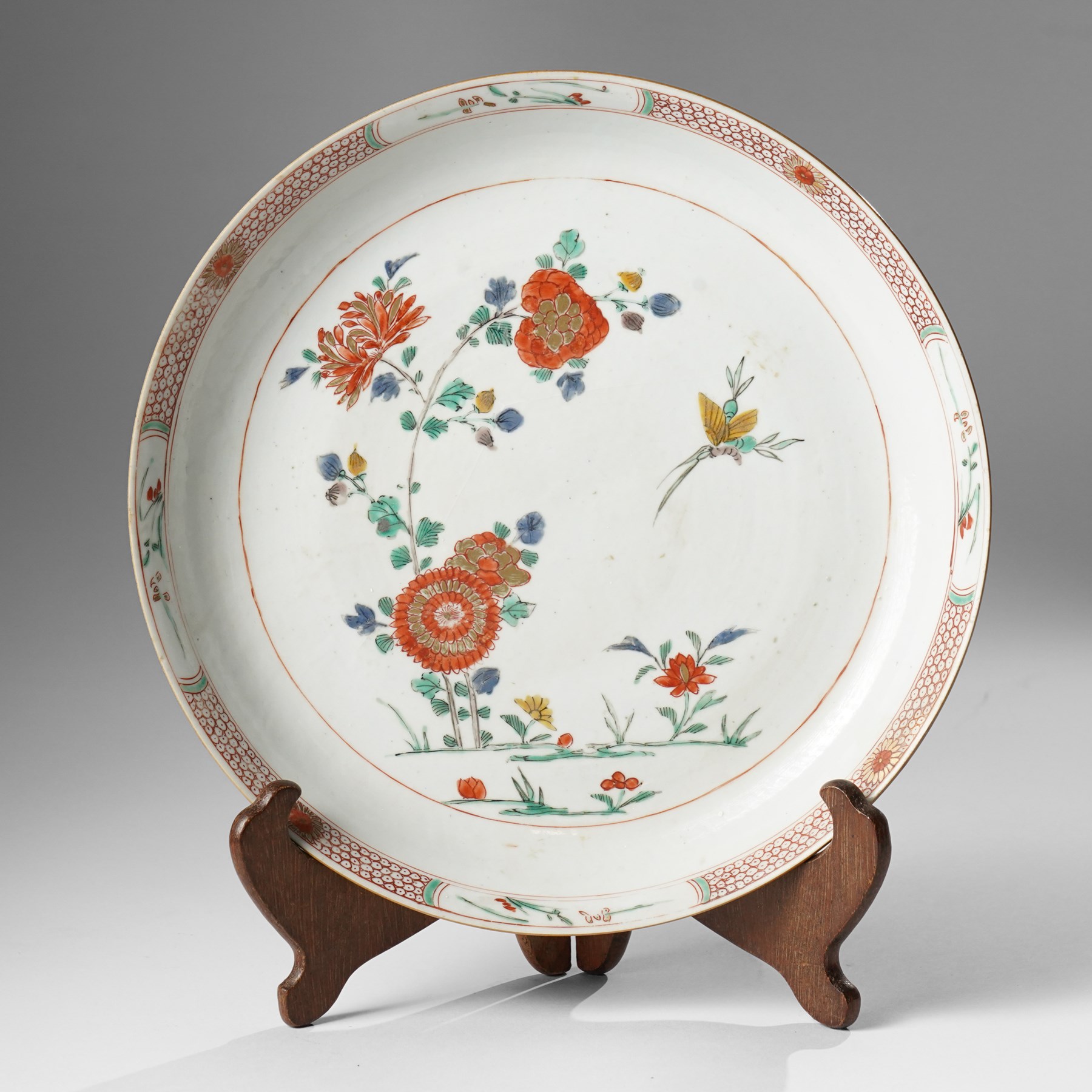 Chinese famille verte charger, the cafe au lait exterior painted with foliage, D27cm 