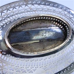George III silver bon bon basket, of oval form with bead rim and swing handle, the sides with pierced latticework decoration, hallmarked Hester Bateman, London 1785, handle H14cm