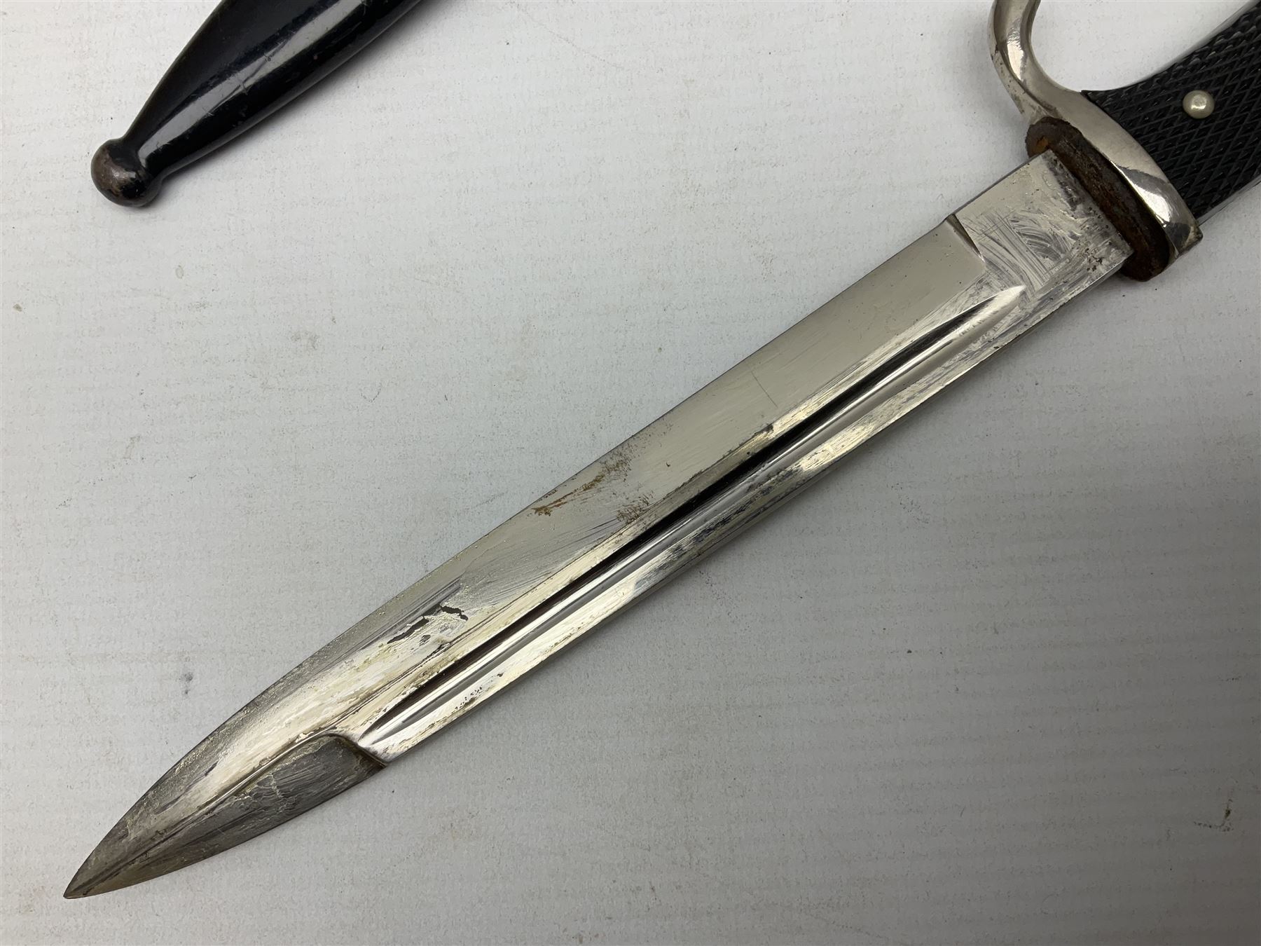 German Wehrmacht KS98 dress bayonet, with plain 19.5cm fullered blade marked Anton Wingenje Solingen, chequered black plastic grip and original leather washer to ricasso; in black painted metal scabbard L36cm overall