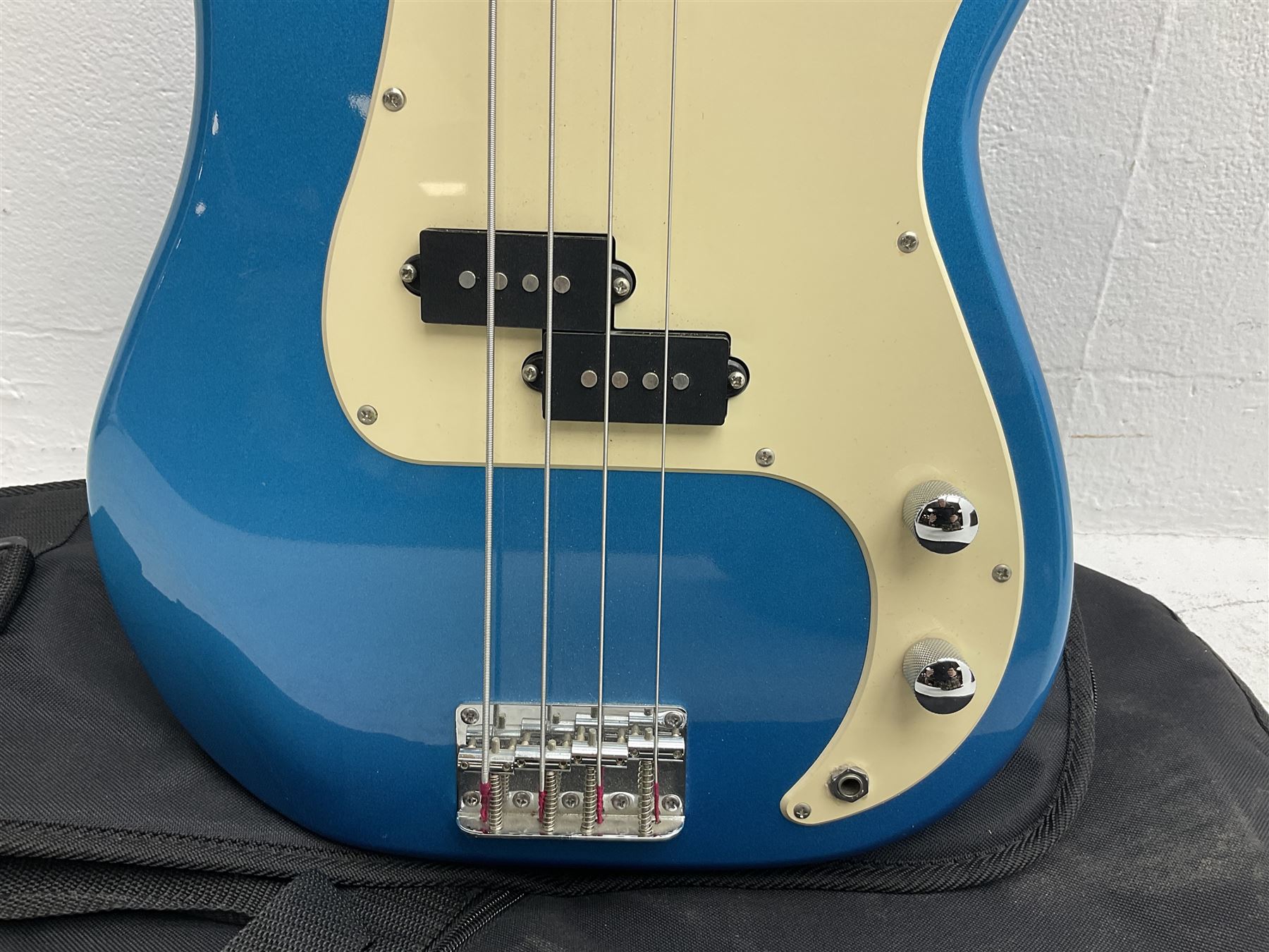 Richwood electric bass guitar in blue, cream and natural finish L117cm; in Fender soft carrying case; together with Behringer Thunderbird Bx108 amplifier date code 0 4 11.