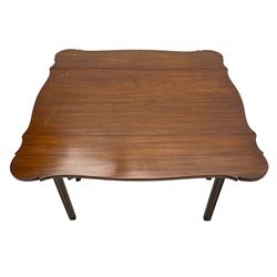 George III mahogany serpentine Pembroke table, the shaped drop-leaf top over single end drawer and shaped end rails, on square moulded supports