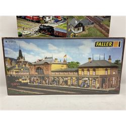 'N' gauge trackside accessories - seven Faller buildings and bridges etc Nos.N212113, N222121, N222583, N222174, N222128, Z282730 & Z282707; two others by Vollmer Nos.N7657 & N7724; four boxes of Gaugemaster Ballasted Underlay; grit and Foliage Clusters